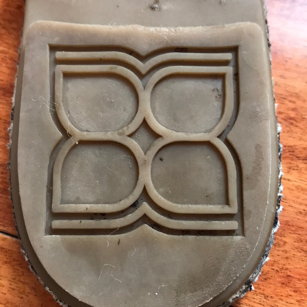 BCBGMAXAZRIA flat sandals - Picture 6 of 6
